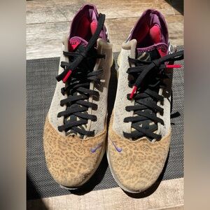 NIKE Animal Print LEBRON JAMES Xix 19
Low SAFARI Athletic BASKETBALL
Shoes sz 11